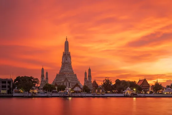 Świątynia Wat Arun w Bangkoku o zachodzie słońca