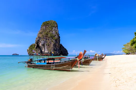Łodzie long-tail przy plaży Phra Nang w Krabi, Tajlandia