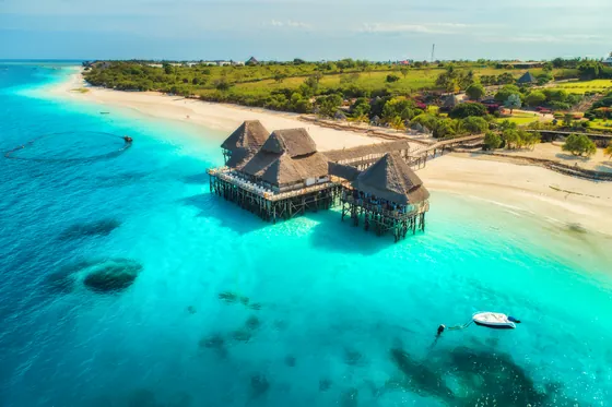 Hotel na palach nad lazurową wodą na Zanzibarze