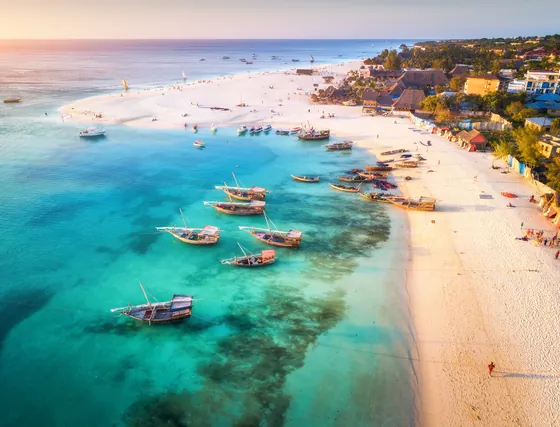 Łodzie rybackie przy plaży na Zanzibarze z lotu ptaka