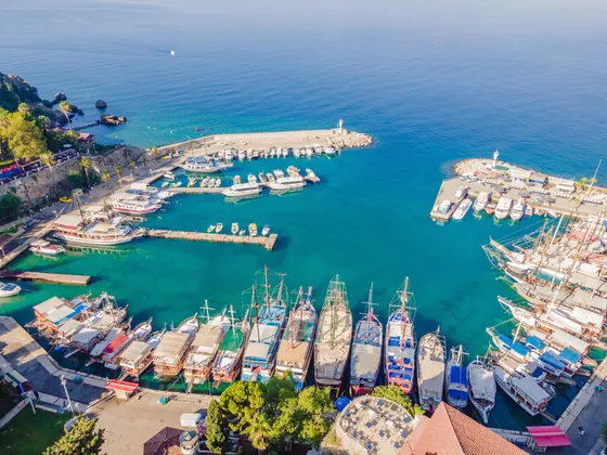 Stary port i Kaleiçi w Antalyi z lotu ptaka, Turcja